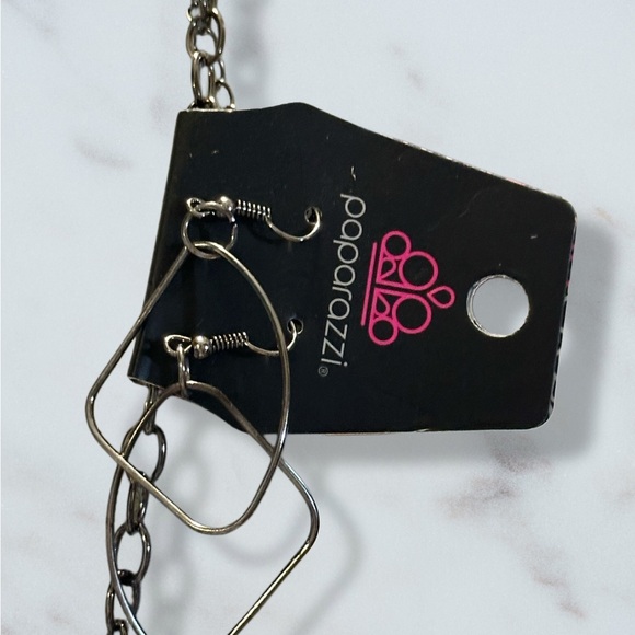 Bold Chain Necklace in Gunmetal by Paparazzi - Picture 3 of 4